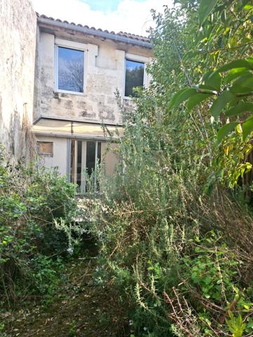 Maison en pierre à rénover, idéalement située au cœur de Castillon, avec jardin et beau potentiel d’aménagement.