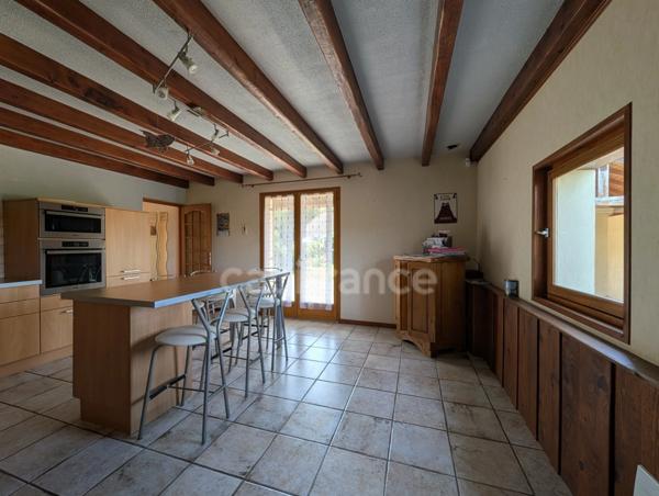 Proche Bletterans – Maison familiale de 210 m² avec extension récente, grands volumes et terrain clos