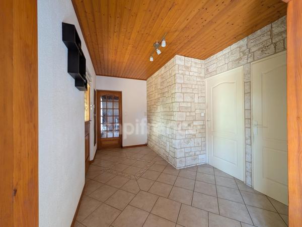 Proche Bletterans – Maison familiale de 210 m² avec extension récente, grands volumes et terrain clos
