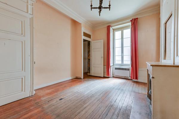 Lyon 2 - Au cœur du quartier d'Ainay - Appartement de 67,71 m ² - A rénover entièrement