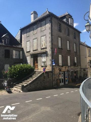 A MAURIAC (15), bel immeuble en centre ville comprenant :
- au rez-de-chaussée, les murs d'un ...