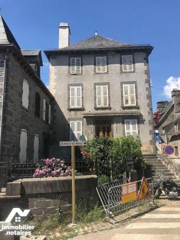 A MAURIAC (15), bel immeuble en centre ville comprenant :
- au rez-de-chaussée, les murs d'un ...