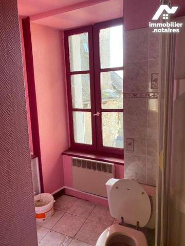 A MAURIAC (15), bel immeuble en centre ville comprenant :
- au rez-de-chaussée, les murs d'un ...