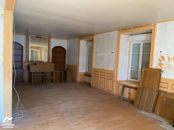 A MAURIAC (15), bel immeuble en centre ville comprenant :
- au rez-de-chaussée, les murs d'un ...