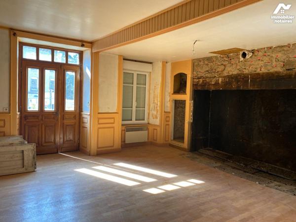 A MAURIAC (15), bel immeuble en centre ville comprenant :
- au rez-de-chaussée, les murs d'un ...