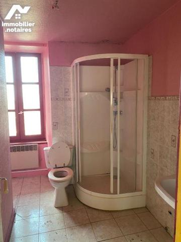 A MAURIAC (15), bel immeuble en centre ville comprenant :
- au rez-de-chaussée, les murs d'un ...