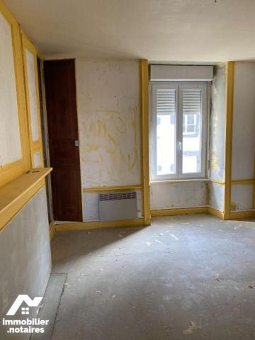 A MAURIAC (15), bel immeuble en centre ville comprenant :
- au rez-de-chaussée, les murs d'un ...