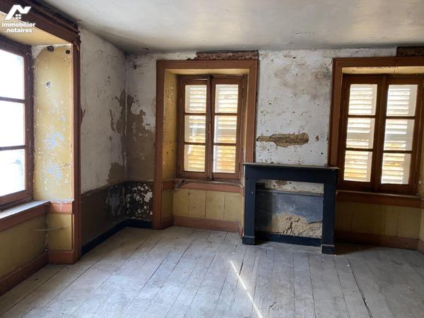 A MAURIAC (15), bel immeuble en centre ville comprenant :
- au rez-de-chaussée, les murs d'un ...