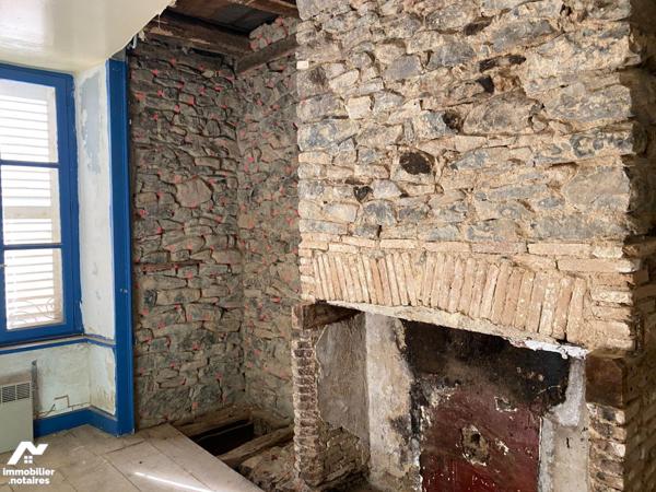 A MAURIAC (15), bel immeuble en centre ville comprenant :
- au rez-de-chaussée, les murs d'un ...