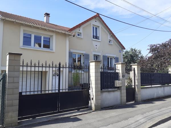 Maison
         5 pièces
        - 132 m² Exclusivité 479 500 € *