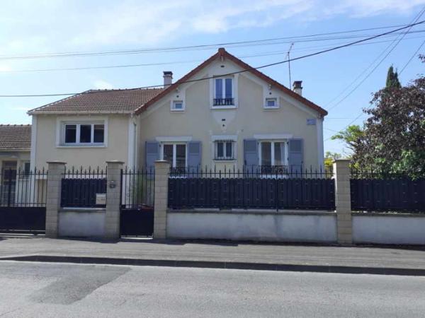 Maison
         5 pièces
        - 132 m² Exclusivité 479 500 € *