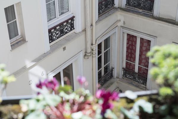 ANGLE RUE ROCROY - ÉLÉGANT APPARTEMENT PARISIEN AVEC ASCENSEUR . BALCON FILANT .VUE DÉGAGÉE Paris