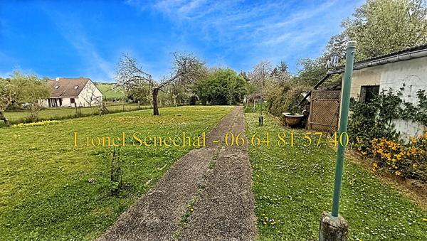 Terrain à bâtir entièrement plat de 1 300 m2 sans vis - à - vis et face à la gare de Bréval situé en zone UB