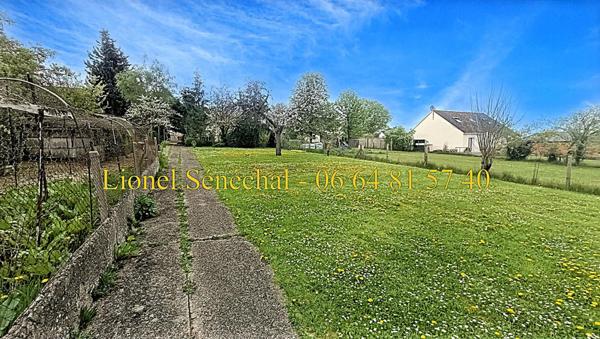 Terrain à bâtir entièrement plat de 1 300 m2 sans vis - à - vis et face à la gare de Bréval situé en zone UB