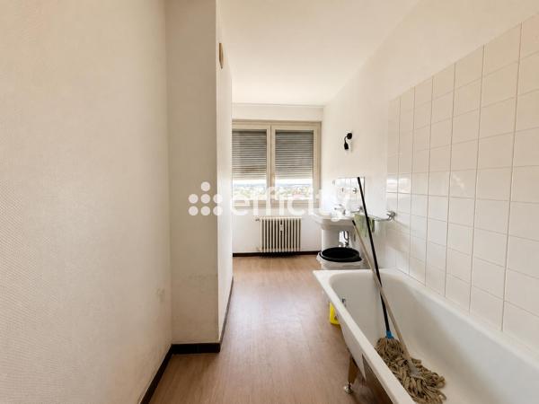 Appartement
         5 pièces
        - 112 m² 90 000 € *