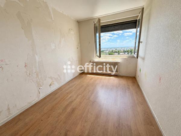 Appartement
         5 pièces
        - 112 m² 90 000 € *