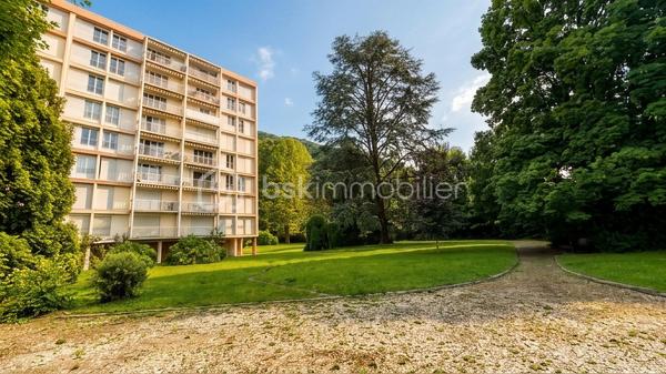 EXCLUSIVITE, SAINT-MARTIN-D'HERES Village (Résidence Le Carina) dans secteur recherché pour son calme et son environnement verdoyant, à proximité immédiate des écoles maternelle, primaire et collège, découvrez ce charmant T3 de 67 m² au 4ème étage avec ascenseur. Cet appartement se compose d'une belle pièce de vie lumineuse ouvrant sur un agréable balcon, la cuisine indépendante est équipée avec électro ménager et bénéficie d'une loggia attenante apportant un espace de rangement supplémentaire. L'espace nuit se compose de deux chambres, d'une salle d'eau, WC indépendant, un dressing, un cellier sur le palier.
LES ATOUTS :
- Résidence fermée et sécurisée par un portail électrique,
- Belle vue dégagée sur le parc arboré,
- Aucun vis à vis,
- Balcon + loggia
- Cellier sur le palier faisant office de cave
- Séjour/Salon lumineux
- Double vitrage PVC
- Stationnement aisé - nombreuses places de parking
- Proximité immédiate écoles, commerces, transports en commun et rocade

A découvrir rapidement !