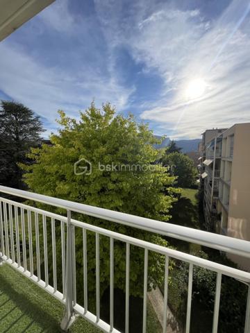 Dans un secteur très recherché pour son calme et son environnement verdoyant, découvrez ce bel  appartement T3 de 66 m² situé au 4ème étage avec ascenseur.
Dès l'entrée, vous serez séduit par sa belle luminosité grâce à sa double exposition, sa pièce de vie conviviale ouvrant sur un agréable balcon et une vue dégagée sur le parc.
La cuisine indépendante, entièrement équipée avec électroménager (gazinière, hotte, four, lave-vaisselle) dispose d'une loggia attenante avec branchement pour lave-linge, idéale pour créer un espace buanderie et de rangement.
Côté nuit, vous trouverez 2 chambres et un dressing. La salle d'eau et le WC indépendants complètent l'agencement fonctionnel de cet appartement.
Un cellier privatif situé sur le palier constitue un véritable espace de stockage, comparable à une cave.
Les prestations sont de qualité : fenêtres en PVC double vitrage, chauffage individuel au gaz, chaudière remplacée en 2026,, résidence fermée et sécurisée par un portail électrique, agréable parc privatif réservé aux résidents et stationnement facile grâce aux nombreuses places de parking de la copropriété.
Vous profiterez d'un emplacement privilégié, à deux pas des écoles maternelles et primaires, ainsi que des transports en commun.
Un appartement fonctionnel, lumineux et parfaitement situé, idéal pour une famille, un jeune couple ou un investissement de qualité.
A visiter sans tarder !