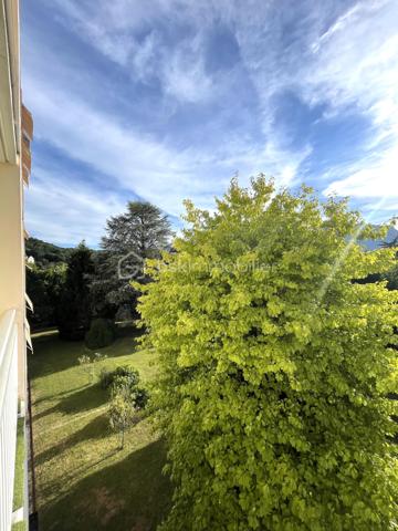 Dans un secteur très recherché pour son calme et son environnement verdoyant, découvrez ce bel  appartement T3 de 66 m² situé au 4ème étage avec ascenseur.
Dès l'entrée, vous serez séduit par sa belle luminosité grâce à sa double exposition, sa pièce de vie conviviale ouvrant sur un agréable balcon et une vue dégagée sur le parc.
La cuisine indépendante, entièrement équipée avec électroménager (gazinière, hotte, four, lave-vaisselle) dispose d'une loggia attenante avec branchement pour lave-linge, idéale pour créer un espace buanderie et de rangement.
Côté nuit, vous trouverez 2 chambres et un dressing. La salle d'eau et le WC indépendants complètent l'agencement fonctionnel de cet appartement.
Un cellier privatif situé sur le palier constitue un véritable espace de stockage, comparable à une cave.
Les prestations sont de qualité : fenêtres en PVC double vitrage, chauffage individuel au gaz, chaudière remplacée en 2026,, résidence fermée et sécurisée par un portail électrique, agréable parc privatif réservé aux résidents et stationnement facile grâce aux nombreuses places de parking de la copropriété.
Vous profiterez d'un emplacement privilégié, à deux pas des écoles maternelles et primaires, ainsi que des transports en commun.
Un appartement fonctionnel, lumineux et parfaitement situé, idéal pour une famille, un jeune couple ou un investissement de qualité.
A visiter sans tarder !