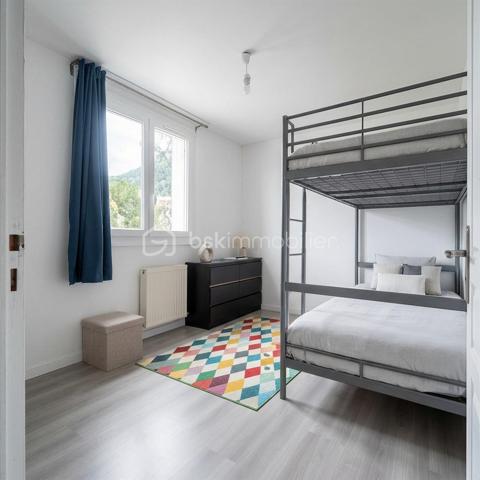 EXCLUSIVITE, SAINT-MARTIN-D'HERES Village (Résidence Le Carina) dans secteur recherché pour son calme et son environnement verdoyant, à proximité immédiate des écoles maternelle, primaire et collège, découvrez ce charmant T3 de 67 m² au 4ème étage avec ascenseur. Cet appartement se compose d'une belle pièce de vie lumineuse ouvrant sur un agréable balcon, la cuisine indépendante est équipée avec électro ménager et bénéficie d'une loggia attenante apportant un espace de rangement supplémentaire. L'espace nuit se compose de deux chambres, d'une salle d'eau, WC indépendant, un dressing, un cellier sur le palier.
LES ATOUTS :
- Résidence fermée et sécurisée par un portail électrique,
- Belle vue dégagée sur le parc arboré,
- Aucun vis à vis,
- Balcon + loggia
- Cellier sur le palier faisant office de cave
- Séjour/Salon lumineux
- Double vitrage PVC
- Stationnement aisé - nombreuses places de parking
- Proximité immédiate écoles, commerces, transports en commun et rocade

A découvrir rapidement !