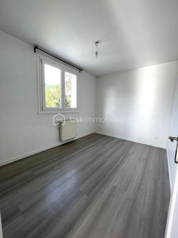 Dans un secteur très recherché pour son calme et son environnement verdoyant, découvrez ce bel  appartement T3 de 66 m² situé au 4ème étage avec ascenseur.
Dès l'entrée, vous serez séduit par sa belle luminosité grâce à sa double exposition, sa pièce de vie conviviale ouvrant sur un agréable balcon et une vue dégagée sur le parc.
La cuisine indépendante, entièrement équipée avec électroménager (gazinière, hotte, four, lave-vaisselle) dispose d'une loggia attenante avec branchement pour lave-linge, idéale pour créer un espace buanderie et de rangement.
Côté nuit, vous trouverez 2 chambres et un dressing. La salle d'eau et le WC indépendants complètent l'agencement fonctionnel de cet appartement.
Un cellier privatif situé sur le palier constitue un véritable espace de stockage, comparable à une cave.
Les prestations sont de qualité : fenêtres en PVC double vitrage, chauffage individuel au gaz, chaudière remplacée en 2026,, résidence fermée et sécurisée par un portail électrique, agréable parc privatif réservé aux résidents et stationnement facile grâce aux nombreuses places de parking de la copropriété.
Vous profiterez d'un emplacement privilégié, à deux pas des écoles maternelles et primaires, ainsi que des transports en commun.
Un appartement fonctionnel, lumineux et parfaitement situé, idéal pour une famille, un jeune couple ou un investissement de qualité.
A visiter sans tarder !