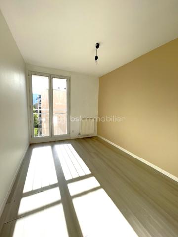 Dans un secteur très recherché pour son calme et son environnement verdoyant, découvrez ce bel  appartement T3 de 66 m² situé au 4ème étage avec ascenseur.
Dès l'entrée, vous serez séduit par sa belle luminosité grâce à sa double exposition, sa pièce de vie conviviale ouvrant sur un agréable balcon et une vue dégagée sur le parc.
La cuisine indépendante, entièrement équipée avec électroménager (gazinière, hotte, four, lave-vaisselle) dispose d'une loggia attenante avec branchement pour lave-linge, idéale pour créer un espace buanderie et de rangement.
Côté nuit, vous trouverez 2 chambres et un dressing. La salle d'eau et le WC indépendants complètent l'agencement fonctionnel de cet appartement.
Un cellier privatif situé sur le palier constitue un véritable espace de stockage, comparable à une cave.
Les prestations sont de qualité : fenêtres en PVC double vitrage, chauffage individuel au gaz, chaudière remplacée en 2026,, résidence fermée et sécurisée par un portail électrique, agréable parc privatif réservé aux résidents et stationnement facile grâce aux nombreuses places de parking de la copropriété.
Vous profiterez d'un emplacement privilégié, à deux pas des écoles maternelles et primaires, ainsi que des transports en commun.
Un appartement fonctionnel, lumineux et parfaitement situé, idéal pour une famille, un jeune couple ou un investissement de qualité.
A visiter sans tarder !