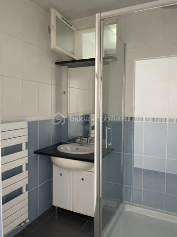 Dans un secteur très recherché pour son calme et son environnement verdoyant, découvrez ce bel  appartement T3 de 66 m² situé au 4ème étage avec ascenseur.
Dès l'entrée, vous serez séduit par sa belle luminosité grâce à sa double exposition, sa pièce de vie conviviale ouvrant sur un agréable balcon et une vue dégagée sur le parc.
La cuisine indépendante, entièrement équipée avec électroménager (gazinière, hotte, four, lave-vaisselle) dispose d'une loggia attenante avec branchement pour lave-linge, idéale pour créer un espace buanderie et de rangement.
Côté nuit, vous trouverez 2 chambres et un dressing. La salle d'eau et le WC indépendants complètent l'agencement fonctionnel de cet appartement.
Un cellier privatif situé sur le palier constitue un véritable espace de stockage, comparable à une cave.
Les prestations sont de qualité : fenêtres en PVC double vitrage, chauffage individuel au gaz, chaudière remplacée en 2026,, résidence fermée et sécurisée par un portail électrique, agréable parc privatif réservé aux résidents et stationnement facile grâce aux nombreuses places de parking de la copropriété.
Vous profiterez d'un emplacement privilégié, à deux pas des écoles maternelles et primaires, ainsi que des transports en commun.
Un appartement fonctionnel, lumineux et parfaitement situé, idéal pour une famille, un jeune couple ou un investissement de qualité.
A visiter sans tarder !