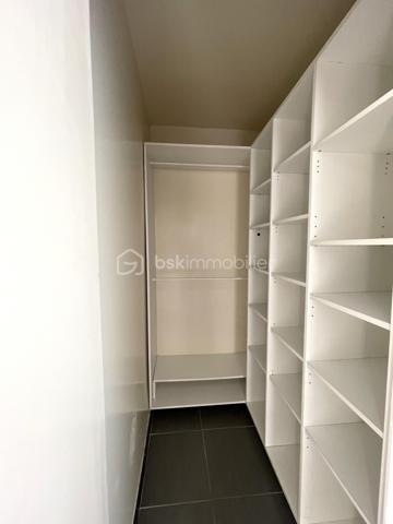 Dans un secteur très recherché pour son calme et son environnement verdoyant, découvrez ce bel  appartement T3 de 66 m² situé au 4ème étage avec ascenseur.
Dès l'entrée, vous serez séduit par sa belle luminosité grâce à sa double exposition, sa pièce de vie conviviale ouvrant sur un agréable balcon et une vue dégagée sur le parc.
La cuisine indépendante, entièrement équipée avec électroménager (gazinière, hotte, four, lave-vaisselle) dispose d'une loggia attenante avec branchement pour lave-linge, idéale pour créer un espace buanderie et de rangement.
Côté nuit, vous trouverez 2 chambres et un dressing. La salle d'eau et le WC indépendants complètent l'agencement fonctionnel de cet appartement.
Un cellier privatif situé sur le palier constitue un véritable espace de stockage, comparable à une cave.
Les prestations sont de qualité : fenêtres en PVC double vitrage, chauffage individuel au gaz, chaudière remplacée en 2026,, résidence fermée et sécurisée par un portail électrique, agréable parc privatif réservé aux résidents et stationnement facile grâce aux nombreuses places de parking de la copropriété.
Vous profiterez d'un emplacement privilégié, à deux pas des écoles maternelles et primaires, ainsi que des transports en commun.
Un appartement fonctionnel, lumineux et parfaitement situé, idéal pour une famille, un jeune couple ou un investissement de qualité.
A visiter sans tarder !