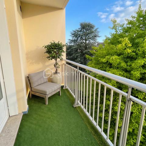 Dans un secteur très recherché pour son calme et son environnement verdoyant, découvrez ce bel  appartement T3 de 66 m² situé au 4ème étage avec ascenseur.
Dès l'entrée, vous serez séduit par sa belle luminosité grâce à sa double exposition, sa pièce de vie conviviale ouvrant sur un agréable balcon et une vue dégagée sur le parc.
La cuisine indépendante, entièrement équipée avec électroménager (gazinière, hotte, four, lave-vaisselle) dispose d'une loggia attenante avec branchement pour lave-linge, idéale pour créer un espace buanderie et de rangement.
Côté nuit, vous trouverez 2 chambres et un dressing. La salle d'eau et le WC indépendants complètent l'agencement fonctionnel de cet appartement.
Un cellier privatif situé sur le palier constitue un véritable espace de stockage, comparable à une cave.
Les prestations sont de qualité : fenêtres en PVC double vitrage, chauffage individuel au gaz, chaudière remplacée en 2026,, résidence fermée et sécurisée par un portail électrique, agréable parc privatif réservé aux résidents et stationnement facile grâce aux nombreuses places de parking de la copropriété.
Vous profiterez d'un emplacement privilégié, à deux pas des écoles maternelles et primaires, ainsi que des transports en commun.
Un appartement fonctionnel, lumineux et parfaitement situé, idéal pour une famille, un jeune couple ou un investissement de qualité.
A visiter sans tarder !