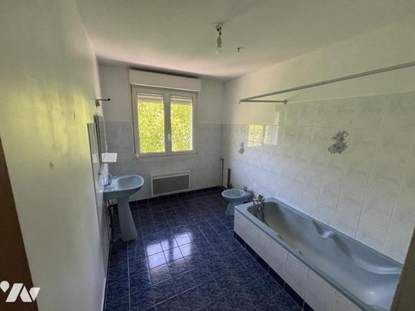 Appartement T4 au 1er (environ 110 m² habitables) avec garage - secteur calme (proche frontière)