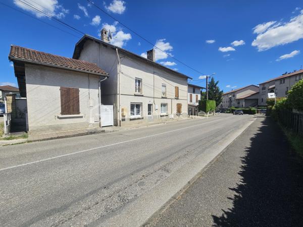 Venez découvrir avec Céline SCADUTO (EI), cette agréable maison familiale de type T6 de 170 m² édifiée sur un terrain de 750 m², offrant de très beaux volumes et un énorme potentiel d’aménagement.

La propriété comprend également :
un garage de 28 m²,
un second garage de 48 m²,
une réserve de plus de 8 m², ainsi que des combles aménageables d’une surface au sol de 62 m²,
un studio indépendant idéal pour un projet locatif, une activité professionnelle ou pour recevoir famille et amis en toute autonomie.

Très lumineuse, cette maison séduit par ses nombreux rangements et sa configuration fonctionnelle.
En plain-pied, vous découvrirez une magnifique cuisine équipée ouverte sur un agréable séjour, ainsi qu’une salle d’eau avec WC.
La maison dispose de 5 chambres ainsi qu’un bureau. Celui-ci mène à un sas donnant accès à une seconde partie de la maison, entièrement créée en 2020. Cet espace récent, équipé d’une climatisation, comprend deux chambres dont une suite parentale, un WC ainsi que de nombreux rangements.
Il offre de multiples possibilités d’aménagement selon vos besoins.

Pour votre confort :
chauffage individuel au gaz,
huisseries PVC double vitrage,
volets roulants électriques programmables,
piscine semi-enterrée pour profiter pleinement des beaux jours.
Taxe foncière : 1 920 €.

Une maison chaleureuse, évolutive et pleine de potentiel, à visiter sans tarder !