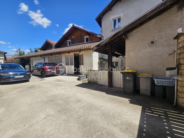 Venez découvrir avec Céline SCADUTO (EI), cette agréable maison familiale de type T6 de 170 m² édifiée sur un terrain de 750 m², offrant de très beaux volumes et un énorme potentiel d’aménagement.

La propriété comprend également :
un garage de 28 m²,
un second garage de 48 m²,
une réserve de plus de 8 m², ainsi que des combles aménageables d’une surface au sol de 62 m²,
un studio indépendant idéal pour un projet locatif, une activité professionnelle ou pour recevoir famille et amis en toute autonomie.

Très lumineuse, cette maison séduit par ses nombreux rangements et sa configuration fonctionnelle.
En plain-pied, vous découvrirez une magnifique cuisine équipée ouverte sur un agréable séjour, ainsi qu’une salle d’eau avec WC.
La maison dispose de 5 chambres ainsi qu’un bureau. Celui-ci mène à un sas donnant accès à une seconde partie de la maison, entièrement créée en 2020. Cet espace récent, équipé d’une climatisation, comprend deux chambres dont une suite parentale, un WC ainsi que de nombreux rangements.
Il offre de multiples possibilités d’aménagement selon vos besoins.

Pour votre confort :
chauffage individuel au gaz,
huisseries PVC double vitrage,
volets roulants électriques programmables,
piscine semi-enterrée pour profiter pleinement des beaux jours.
Taxe foncière : 1 920 €.

Une maison chaleureuse, évolutive et pleine de potentiel, à visiter sans tarder !