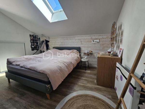 Venez découvrir avec Céline SCADUTO (EI), cette agréable maison familiale de type T6 de 170 m² édifiée sur un terrain de 750 m², offrant de très beaux volumes et un énorme potentiel d’aménagement.

La propriété comprend également :
un garage de 28 m²,
un second garage de 48 m²,
une réserve de plus de 8 m², ainsi que des combles aménageables d’une surface au sol de 62 m²,
un studio indépendant idéal pour un projet locatif, une activité professionnelle ou pour recevoir famille et amis en toute autonomie.

Très lumineuse, cette maison séduit par ses nombreux rangements et sa configuration fonctionnelle.
En plain-pied, vous découvrirez une magnifique cuisine équipée ouverte sur un agréable séjour, ainsi qu’une salle d’eau avec WC.
La maison dispose de 5 chambres ainsi qu’un bureau. Celui-ci mène à un sas donnant accès à une seconde partie de la maison, entièrement créée en 2020. Cet espace récent, équipé d’une climatisation, comprend deux chambres dont une suite parentale, un WC ainsi que de nombreux rangements.
Il offre de multiples possibilités d’aménagement selon vos besoins.

Pour votre confort :
chauffage individuel au gaz,
huisseries PVC double vitrage,
volets roulants électriques programmables,
piscine semi-enterrée pour profiter pleinement des beaux jours.
Taxe foncière : 1 920 €.

Une maison chaleureuse, évolutive et pleine de potentiel, à visiter sans tarder !