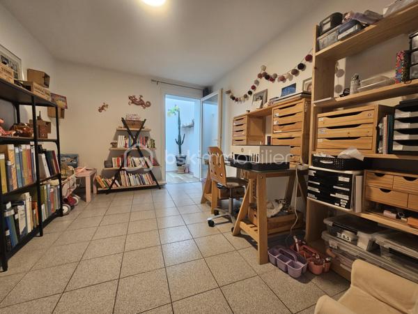 Venez découvrir avec Céline SCADUTO (EI), cette agréable maison familiale de type T6 de 170 m² édifiée sur un terrain de 750 m², offrant de très beaux volumes et un énorme potentiel d’aménagement.

La propriété comprend également :
un garage de 28 m²,
un second garage de 48 m²,
une réserve de plus de 8 m², ainsi que des combles aménageables d’une surface au sol de 62 m²,
un studio indépendant idéal pour un projet locatif, une activité professionnelle ou pour recevoir famille et amis en toute autonomie.

Très lumineuse, cette maison séduit par ses nombreux rangements et sa configuration fonctionnelle.
En plain-pied, vous découvrirez une magnifique cuisine équipée ouverte sur un agréable séjour, ainsi qu’une salle d’eau avec WC.
La maison dispose de 5 chambres ainsi qu’un bureau. Celui-ci mène à un sas donnant accès à une seconde partie de la maison, entièrement créée en 2020. Cet espace récent, équipé d’une climatisation, comprend deux chambres dont une suite parentale, un WC ainsi que de nombreux rangements.
Il offre de multiples possibilités d’aménagement selon vos besoins.

Pour votre confort :
chauffage individuel au gaz,
huisseries PVC double vitrage,
volets roulants électriques programmables,
piscine semi-enterrée pour profiter pleinement des beaux jours.
Taxe foncière : 1 920 €.

Une maison chaleureuse, évolutive et pleine de potentiel, à visiter sans tarder !