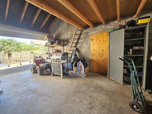 Venez découvrir avec Céline SCADUTO (EI), cette agréable maison familiale de type T6 de 170 m² édifiée sur un terrain de 750 m², offrant de très beaux volumes et un énorme potentiel d’aménagement.

La propriété comprend également :
un garage de 28 m²,
un second garage de 48 m²,
une réserve de plus de 8 m², ainsi que des combles aménageables d’une surface au sol de 62 m²,
un studio indépendant idéal pour un projet locatif, une activité professionnelle ou pour recevoir famille et amis en toute autonomie.

Très lumineuse, cette maison séduit par ses nombreux rangements et sa configuration fonctionnelle.
En plain-pied, vous découvrirez une magnifique cuisine équipée ouverte sur un agréable séjour, ainsi qu’une salle d’eau avec WC.
La maison dispose de 5 chambres ainsi qu’un bureau. Celui-ci mène à un sas donnant accès à une seconde partie de la maison, entièrement créée en 2020. Cet espace récent, équipé d’une climatisation, comprend deux chambres dont une suite parentale, un WC ainsi que de nombreux rangements.
Il offre de multiples possibilités d’aménagement selon vos besoins.

Pour votre confort :
chauffage individuel au gaz,
huisseries PVC double vitrage,
volets roulants électriques programmables,
piscine semi-enterrée pour profiter pleinement des beaux jours.
Taxe foncière : 1 920 €.

Une maison chaleureuse, évolutive et pleine de potentiel, à visiter sans tarder !