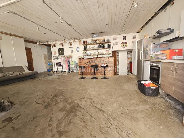 Venez découvrir avec Céline SCADUTO (EI), cette agréable maison familiale de type T6 de 170 m² édifiée sur un terrain de 750 m², offrant de très beaux volumes et un énorme potentiel d’aménagement.

La propriété comprend également :
un garage de 28 m²,
un second garage de 48 m²,
une réserve de plus de 8 m², ainsi que des combles aménageables d’une surface au sol de 62 m²,
un studio indépendant idéal pour un projet locatif, une activité professionnelle ou pour recevoir famille et amis en toute autonomie.

Très lumineuse, cette maison séduit par ses nombreux rangements et sa configuration fonctionnelle.
En plain-pied, vous découvrirez une magnifique cuisine équipée ouverte sur un agréable séjour, ainsi qu’une salle d’eau avec WC.
La maison dispose de 5 chambres ainsi qu’un bureau. Celui-ci mène à un sas donnant accès à une seconde partie de la maison, entièrement créée en 2020. Cet espace récent, équipé d’une climatisation, comprend deux chambres dont une suite parentale, un WC ainsi que de nombreux rangements.
Il offre de multiples possibilités d’aménagement selon vos besoins.

Pour votre confort :
chauffage individuel au gaz,
huisseries PVC double vitrage,
volets roulants électriques programmables,
piscine semi-enterrée pour profiter pleinement des beaux jours.
Taxe foncière : 1 920 €.

Une maison chaleureuse, évolutive et pleine de potentiel, à visiter sans tarder !