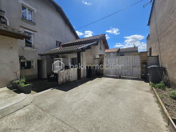 Venez découvrir avec Céline SCADUTO (EI), cette agréable maison familiale de type T6 de 170 m² édifiée sur un terrain de 750 m², offrant de très beaux volumes et un énorme potentiel d’aménagement.

La propriété comprend également :
un garage de 28 m²,
un second garage de 48 m²,
une réserve de plus de 8 m², ainsi que des combles aménageables d’une surface au sol de 62 m²,
un studio indépendant idéal pour un projet locatif, une activité professionnelle ou pour recevoir famille et amis en toute autonomie.

Très lumineuse, cette maison séduit par ses nombreux rangements et sa configuration fonctionnelle.
En plain-pied, vous découvrirez une magnifique cuisine équipée ouverte sur un agréable séjour, ainsi qu’une salle d’eau avec WC.
La maison dispose de 5 chambres ainsi qu’un bureau. Celui-ci mène à un sas donnant accès à une seconde partie de la maison, entièrement créée en 2020. Cet espace récent, équipé d’une climatisation, comprend deux chambres dont une suite parentale, un WC ainsi que de nombreux rangements.
Il offre de multiples possibilités d’aménagement selon vos besoins.

Pour votre confort :
chauffage individuel au gaz,
huisseries PVC double vitrage,
volets roulants électriques programmables,
piscine semi-enterrée pour profiter pleinement des beaux jours.
Taxe foncière : 1 920 €.

Une maison chaleureuse, évolutive et pleine de potentiel, à visiter sans tarder !