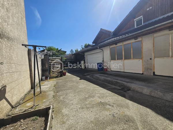 Venez découvrir avec Céline SCADUTO (EI), cette agréable maison familiale de type T6 de 170 m² édifiée sur un terrain de 750 m², offrant de très beaux volumes et un énorme potentiel d’aménagement.

La propriété comprend également :
un garage de 28 m²,
un second garage de 48 m²,
une réserve de plus de 8 m², ainsi que des combles aménageables d’une surface au sol de 62 m²,
un studio indépendant idéal pour un projet locatif, une activité professionnelle ou pour recevoir famille et amis en toute autonomie.

Très lumineuse, cette maison séduit par ses nombreux rangements et sa configuration fonctionnelle.
En plain-pied, vous découvrirez une magnifique cuisine équipée ouverte sur un agréable séjour, ainsi qu’une salle d’eau avec WC.
La maison dispose de 5 chambres ainsi qu’un bureau. Celui-ci mène à un sas donnant accès à une seconde partie de la maison, entièrement créée en 2020. Cet espace récent, équipé d’une climatisation, comprend deux chambres dont une suite parentale, un WC ainsi que de nombreux rangements.
Il offre de multiples possibilités d’aménagement selon vos besoins.

Pour votre confort :
chauffage individuel au gaz,
huisseries PVC double vitrage,
volets roulants électriques programmables,
piscine semi-enterrée pour profiter pleinement des beaux jours.
Taxe foncière : 1 920 €.

Une maison chaleureuse, évolutive et pleine de potentiel, à visiter sans tarder !