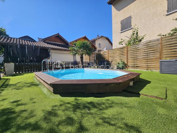 Venez découvrir avec Céline SCADUTO (EI), cette agréable maison familiale de type T6 de 170 m² édifiée sur un terrain de 750 m², offrant de très beaux volumes et un énorme potentiel d’aménagement.

La propriété comprend également :
un garage de 28 m²,
un second garage de 48 m²,
une réserve de plus de 8 m², ainsi que des combles aménageables d’une surface au sol de 62 m²,
un studio indépendant idéal pour un projet locatif, une activité professionnelle ou pour recevoir famille et amis en toute autonomie.

Très lumineuse, cette maison séduit par ses nombreux rangements et sa configuration fonctionnelle.
En plain-pied, vous découvrirez une magnifique cuisine équipée ouverte sur un agréable séjour, ainsi qu’une salle d’eau avec WC.
La maison dispose de 5 chambres ainsi qu’un bureau. Celui-ci mène à un sas donnant accès à une seconde partie de la maison, entièrement créée en 2020. Cet espace récent, équipé d’une climatisation, comprend deux chambres dont une suite parentale, un WC ainsi que de nombreux rangements.
Il offre de multiples possibilités d’aménagement selon vos besoins.

Pour votre confort :
chauffage individuel au gaz,
huisseries PVC double vitrage,
volets roulants électriques programmables,
piscine semi-enterrée pour profiter pleinement des beaux jours.
Taxe foncière : 1 920 €.

Une maison chaleureuse, évolutive et pleine de potentiel, à visiter sans tarder !