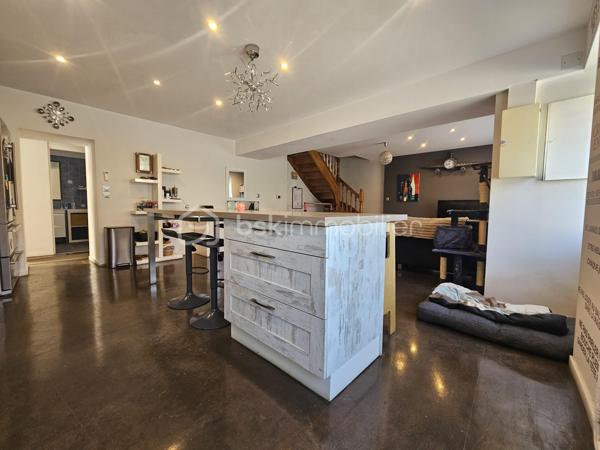 Venez découvrir avec Céline SCADUTO (EI), cette agréable maison familiale de type T6 de 170 m² édifiée sur un terrain de 750 m², offrant de très beaux volumes et un énorme potentiel d’aménagement.

La propriété comprend également :
un garage de 28 m²,
un second garage de 48 m²,
une réserve de plus de 8 m², ainsi que des combles aménageables d’une surface au sol de 62 m²,
un studio indépendant idéal pour un projet locatif, une activité professionnelle ou pour recevoir famille et amis en toute autonomie.

Très lumineuse, cette maison séduit par ses nombreux rangements et sa configuration fonctionnelle.
En plain-pied, vous découvrirez une magnifique cuisine équipée ouverte sur un agréable séjour, ainsi qu’une salle d’eau avec WC.
La maison dispose de 5 chambres ainsi qu’un bureau. Celui-ci mène à un sas donnant accès à une seconde partie de la maison, entièrement créée en 2020. Cet espace récent, équipé d’une climatisation, comprend deux chambres dont une suite parentale, un WC ainsi que de nombreux rangements.
Il offre de multiples possibilités d’aménagement selon vos besoins.

Pour votre confort :
chauffage individuel au gaz,
huisseries PVC double vitrage,
volets roulants électriques programmables,
piscine semi-enterrée pour profiter pleinement des beaux jours.
Taxe foncière : 1 920 €.

Une maison chaleureuse, évolutive et pleine de potentiel, à visiter sans tarder !