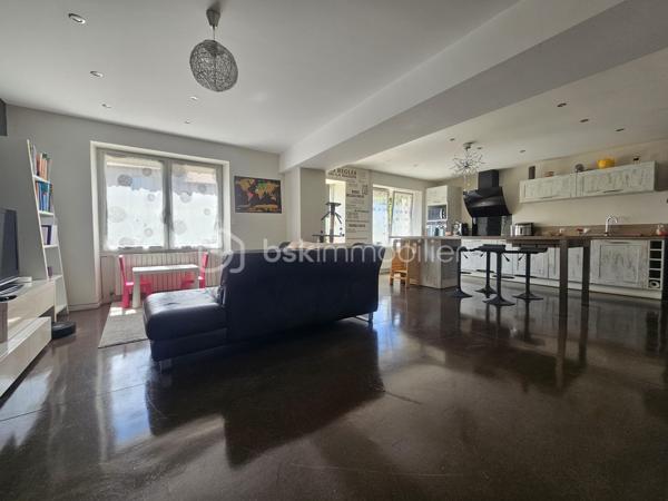 Venez découvrir avec Céline SCADUTO (EI), cette agréable maison familiale de type T6 de 170 m² édifiée sur un terrain de 750 m², offrant de très beaux volumes et un énorme potentiel d’aménagement.

La propriété comprend également :
un garage de 28 m²,
un second garage de 48 m²,
une réserve de plus de 8 m², ainsi que des combles aménageables d’une surface au sol de 62 m²,
un studio indépendant idéal pour un projet locatif, une activité professionnelle ou pour recevoir famille et amis en toute autonomie.

Très lumineuse, cette maison séduit par ses nombreux rangements et sa configuration fonctionnelle.
En plain-pied, vous découvrirez une magnifique cuisine équipée ouverte sur un agréable séjour, ainsi qu’une salle d’eau avec WC.
La maison dispose de 5 chambres ainsi qu’un bureau. Celui-ci mène à un sas donnant accès à une seconde partie de la maison, entièrement créée en 2020. Cet espace récent, équipé d’une climatisation, comprend deux chambres dont une suite parentale, un WC ainsi que de nombreux rangements.
Il offre de multiples possibilités d’aménagement selon vos besoins.

Pour votre confort :
chauffage individuel au gaz,
huisseries PVC double vitrage,
volets roulants électriques programmables,
piscine semi-enterrée pour profiter pleinement des beaux jours.
Taxe foncière : 1 920 €.

Une maison chaleureuse, évolutive et pleine de potentiel, à visiter sans tarder !