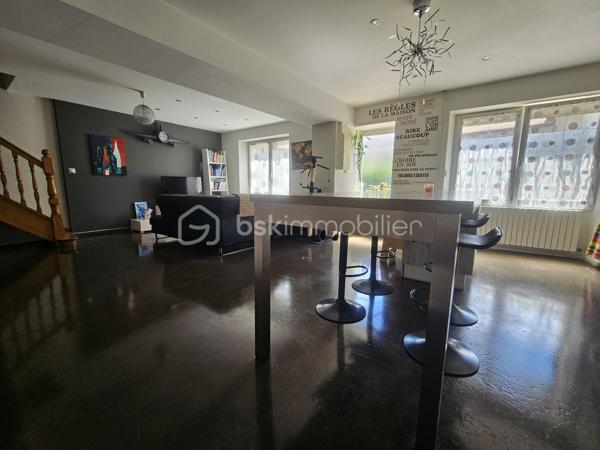 Venez découvrir avec Céline SCADUTO (EI), cette agréable maison familiale de type T6 de 170 m² édifiée sur un terrain de 750 m², offrant de très beaux volumes et un énorme potentiel d’aménagement.

La propriété comprend également :
un garage de 28 m²,
un second garage de 48 m²,
une réserve de plus de 8 m², ainsi que des combles aménageables d’une surface au sol de 62 m²,
un studio indépendant idéal pour un projet locatif, une activité professionnelle ou pour recevoir famille et amis en toute autonomie.

Très lumineuse, cette maison séduit par ses nombreux rangements et sa configuration fonctionnelle.
En plain-pied, vous découvrirez une magnifique cuisine équipée ouverte sur un agréable séjour, ainsi qu’une salle d’eau avec WC.
La maison dispose de 5 chambres ainsi qu’un bureau. Celui-ci mène à un sas donnant accès à une seconde partie de la maison, entièrement créée en 2020. Cet espace récent, équipé d’une climatisation, comprend deux chambres dont une suite parentale, un WC ainsi que de nombreux rangements.
Il offre de multiples possibilités d’aménagement selon vos besoins.

Pour votre confort :
chauffage individuel au gaz,
huisseries PVC double vitrage,
volets roulants électriques programmables,
piscine semi-enterrée pour profiter pleinement des beaux jours.
Taxe foncière : 1 920 €.

Une maison chaleureuse, évolutive et pleine de potentiel, à visiter sans tarder !