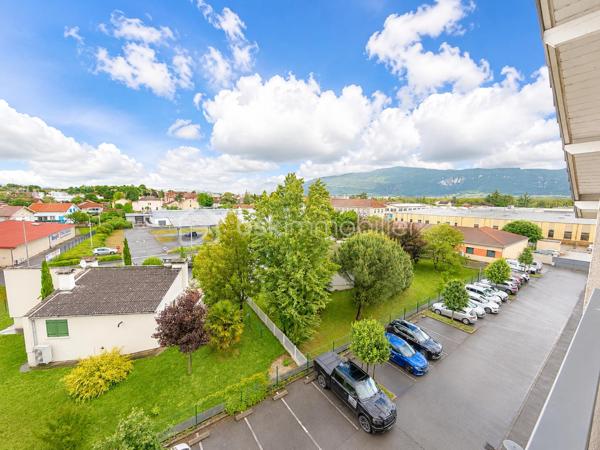 SAINT-MARCELLIN – T2 DERNIER ÉTAGE AVEC GRANDE TERRASSE
Résidence sécurisée « Élégance Vercors » – 216 avenue de Romans, 38160 Saint-Marcellin

Dans une résidence récente, calme, close et sécurisée, découvrez ce bel appartement T2 de 52 m2 utile (43 m2 carrez) situé au dernier étage, offrant luminosité, confort et une agréable vue dégagée sur le Vercors.

L’appartement se compose d’une spacieuse pièce de vie ouverte avec cuisine aménagée et équipée, baignée de lumière grâce aux larges ouvertures et au velux.
L’espace salon donne accès à une grande terrasse couverte, idéale pour profiter des beaux jours en toute tranquillité.

Vous trouverez également :

une chambre confortable avec rangement,
une salle d’eau moderne avec douche,
un appartement accessible PMR,
de beaux volumes et une excellente luminosité.
Les atouts :

✔ Dernier étage avec ascenseur
✔ Résidence recherchée et sécurisée
✔ Grande terrasse avec vue dégagée
✔ Cuisine ouverte moderne
✔ Appartement lumineux
✔ Accès PMR
✔ Environnement calme

Stationnement :

Parking au pied de l’immeuble
Garage disponibles en supplément : 15 000 €.

Idéal pour un premier achat, un pied-à-terre ou un investissement locatif.

À découvrir rapidement !