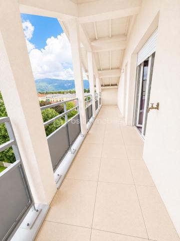 SAINT-MARCELLIN – T2 DERNIER ÉTAGE AVEC GRANDE TERRASSE
Résidence sécurisée « Élégance Vercors » – 216 avenue de Romans, 38160 Saint-Marcellin

Dans une résidence récente, calme, close et sécurisée, découvrez ce bel appartement T2 de 52 m2 utile (43 m2 carrez) situé au dernier étage, offrant luminosité, confort et une agréable vue dégagée sur le Vercors.

L’appartement se compose d’une spacieuse pièce de vie ouverte avec cuisine aménagée et équipée, baignée de lumière grâce aux larges ouvertures et au velux.
L’espace salon donne accès à une grande terrasse couverte, idéale pour profiter des beaux jours en toute tranquillité.

Vous trouverez également :

une chambre confortable avec rangement,
une salle d’eau moderne avec douche,
un appartement accessible PMR,
de beaux volumes et une excellente luminosité.
Les atouts :

✔ Dernier étage avec ascenseur
✔ Résidence recherchée et sécurisée
✔ Grande terrasse avec vue dégagée
✔ Cuisine ouverte moderne
✔ Appartement lumineux
✔ Accès PMR
✔ Environnement calme

Stationnement :

Parking au pied de l’immeuble
Garage disponibles en supplément : 15 000 €.

Idéal pour un premier achat, un pied-à-terre ou un investissement locatif.

À découvrir rapidement !