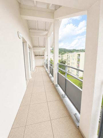 SAINT-MARCELLIN – T2 DERNIER ÉTAGE AVEC GRANDE TERRASSE
Résidence sécurisée « Élégance Vercors » – 216 avenue de Romans, 38160 Saint-Marcellin

Dans une résidence récente, calme, close et sécurisée, découvrez ce bel appartement T2 de 52 m2 utile (43 m2 carrez) situé au dernier étage, offrant luminosité, confort et une agréable vue dégagée sur le Vercors.

L’appartement se compose d’une spacieuse pièce de vie ouverte avec cuisine aménagée et équipée, baignée de lumière grâce aux larges ouvertures et au velux.
L’espace salon donne accès à une grande terrasse couverte, idéale pour profiter des beaux jours en toute tranquillité.

Vous trouverez également :

une chambre confortable avec rangement,
une salle d’eau moderne avec douche,
un appartement accessible PMR,
de beaux volumes et une excellente luminosité.
Les atouts :

✔ Dernier étage avec ascenseur
✔ Résidence recherchée et sécurisée
✔ Grande terrasse avec vue dégagée
✔ Cuisine ouverte moderne
✔ Appartement lumineux
✔ Accès PMR
✔ Environnement calme

Stationnement :

Parking au pied de l’immeuble
Garage disponibles en supplément : 15 000 €.

Idéal pour un premier achat, un pied-à-terre ou un investissement locatif.

À découvrir rapidement !