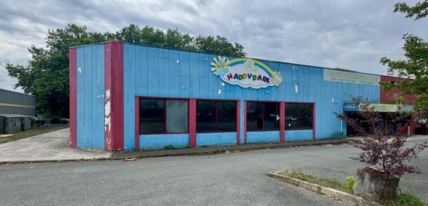 A Belfort proche autoroute grand local commercial de 987 m² avec parking et belle hauteur sous plafond