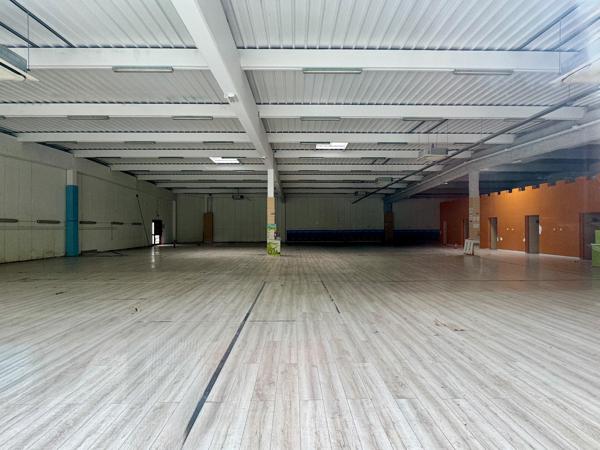A Belfort proche autoroute grand local commercial de 987 m² avec parking et belle hauteur sous plafond