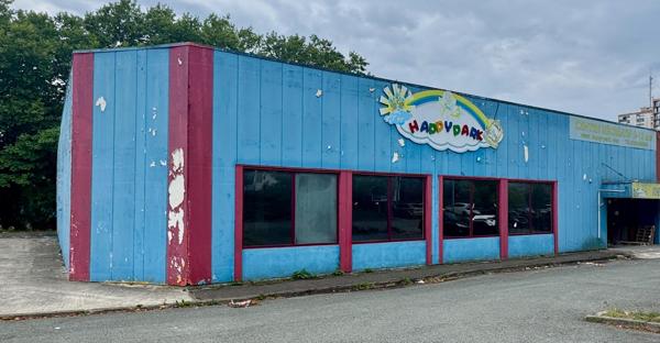 A Belfort proche autoroute grand local commercial de 987 m² avec parking et belle hauteur sous plafond