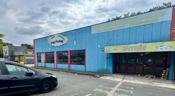 A Belfort proche autoroute grand local commercial de 987 m² avec parking et belle hauteur sous plafond