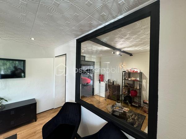 MANDAT EXCLUSIF 
 À VENDRE – FONDS DE COMMERCE AUTOMOBILE 
 Cannes en ZI
Une opportunité rare pour les professionnels de l'automobile souhaitant développer leur activité dans un local spacieux et fonctionnel.
 Vente de véhicules d'occasion
 Local d'environ 480 m²
 Hauteur sous plafond jusqu'à 8 mètres
 Large accès véhicules
 Mezzanine avec espace d'accueil aménagé
 Deux bureaux
 WC avec douche
 Activité immédiatement exploitable
 Possibilité d'évolution vers des activités complémentaires liées à la mobilité (sous réserve d'accord du bailleur)
 Prix de vente : 76 590 € FAI
 Bail commercial en cours
 Loyer annuel : 55 200 € HT HC
Un local offrant de beaux volumes et un fort potentiel de développement pour un professionnel du secteur.